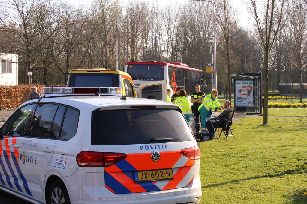 Fietser botst op stilstaande bus