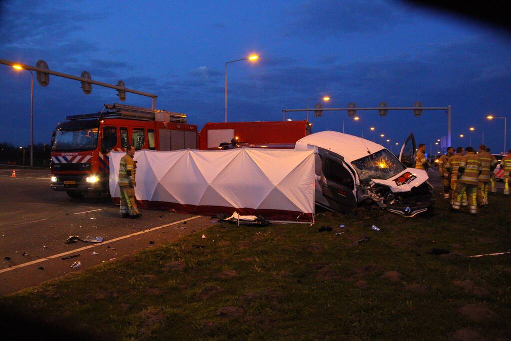 Dode en meerdere gewonden bij ernstig verkeersongeval