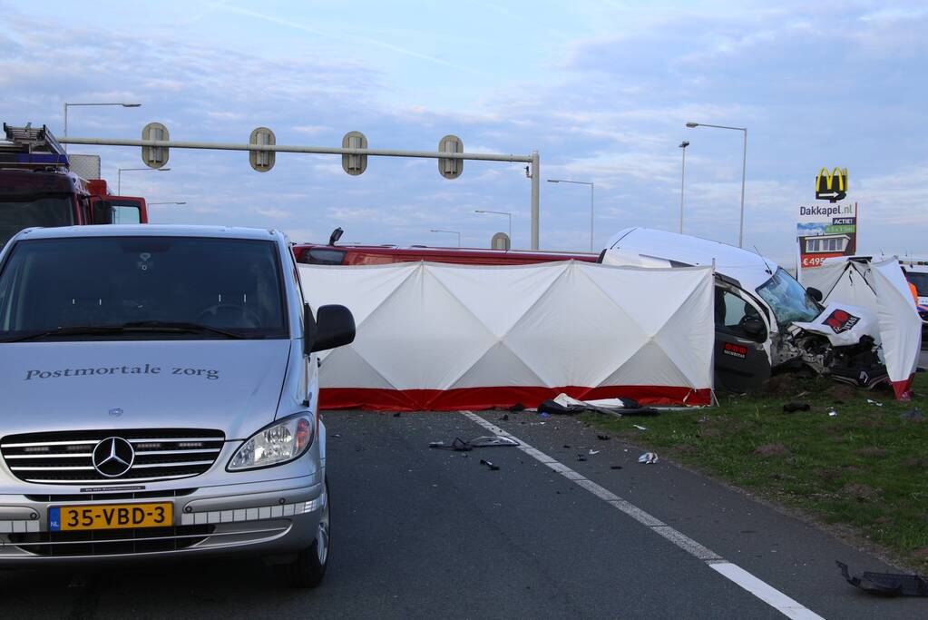 Dode en meerdere gewonden bij ernstig verkeersongeval
