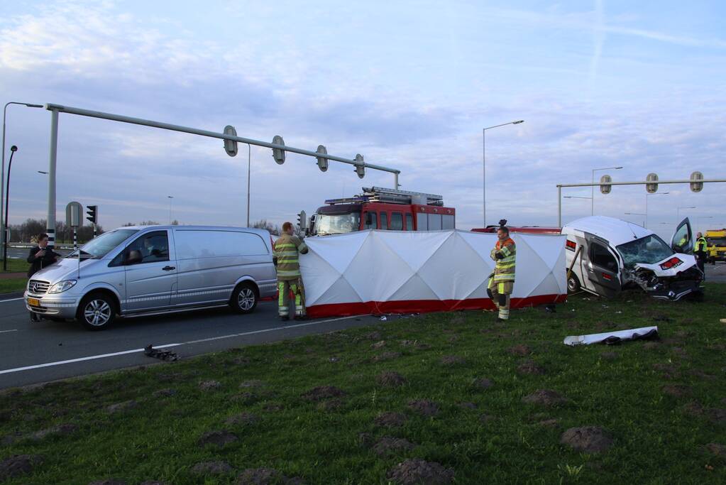 Dode en meerdere gewonden bij ernstig verkeersongeval
