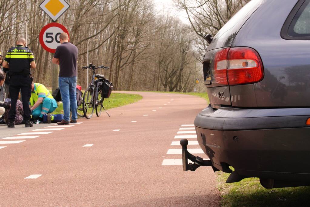 Fietsster gewond na botsing met auto