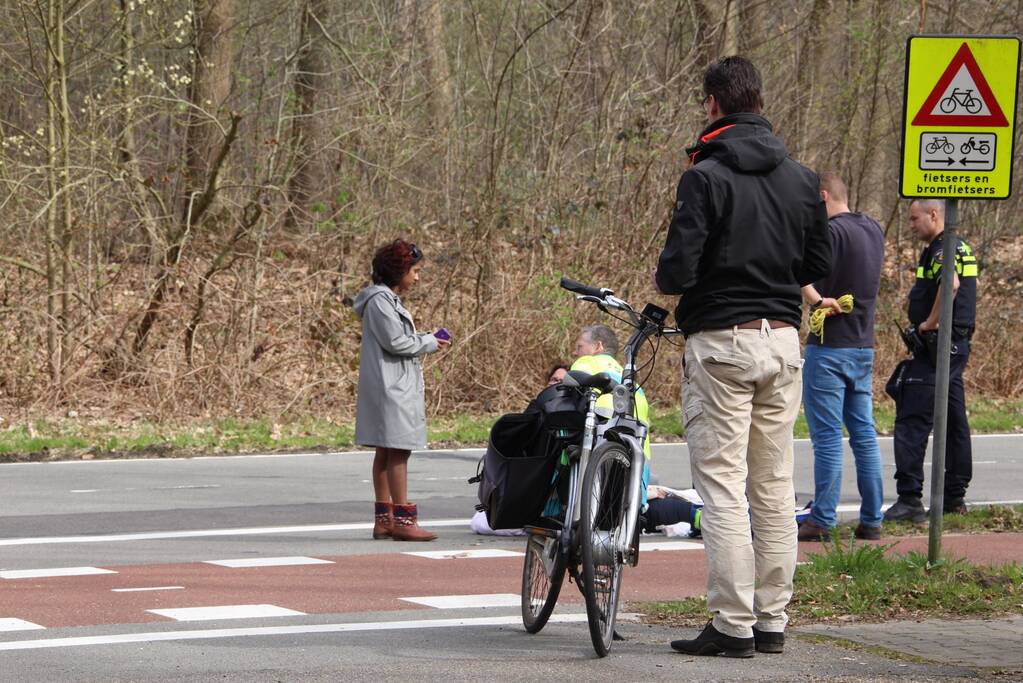 Fietsster gewond na botsing met auto