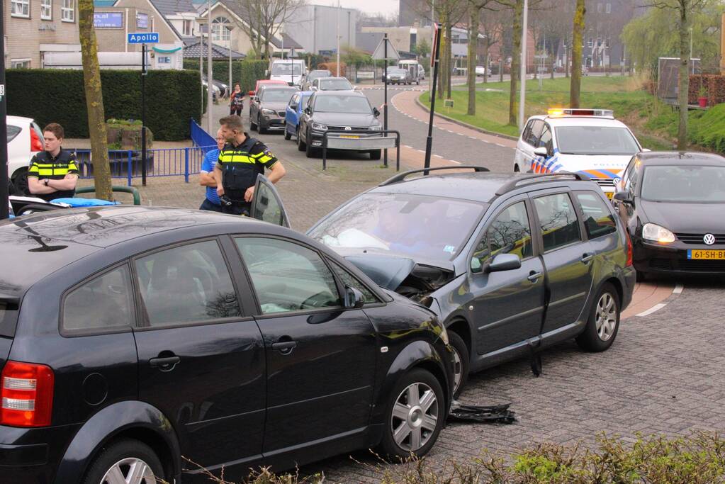 Gewonde bij frontale botsing tussen twee personenauto's