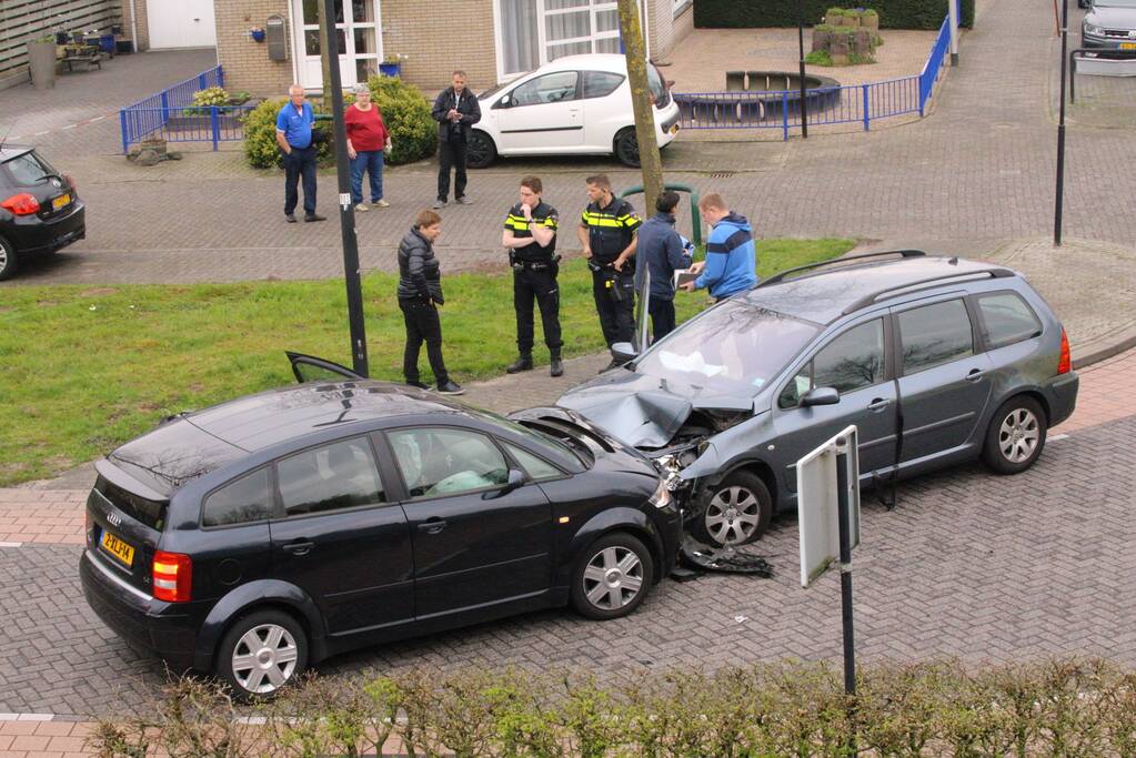 Gewonde bij frontale botsing tussen twee personenauto's