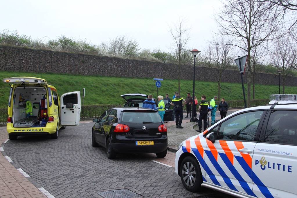 Gewonde bij frontale botsing tussen twee personenauto's