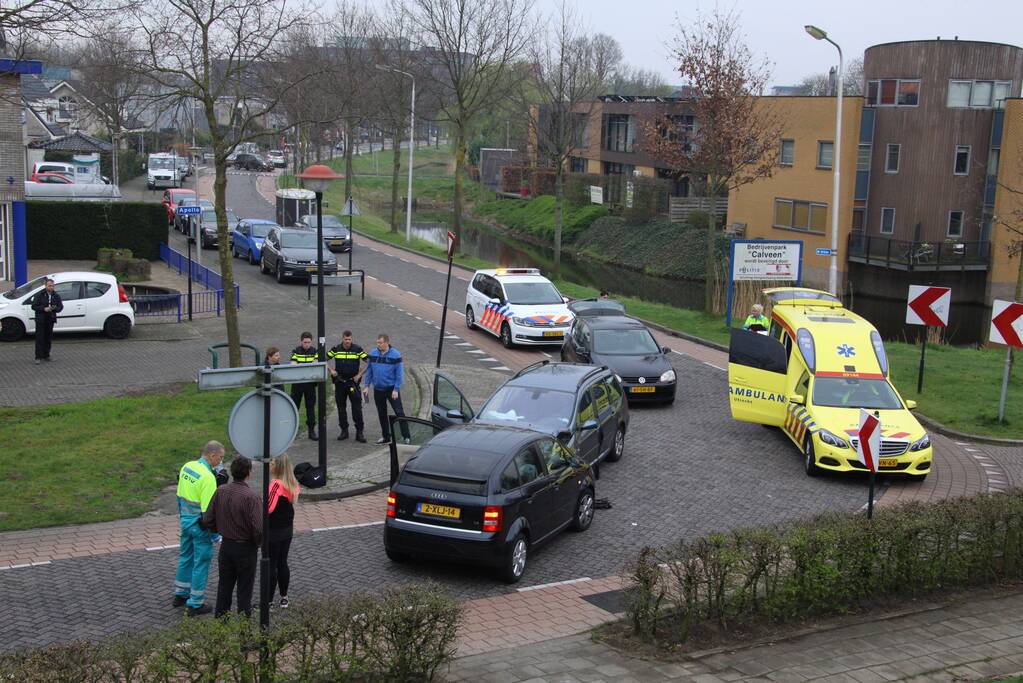 Gewonde bij frontale botsing tussen twee personenauto's