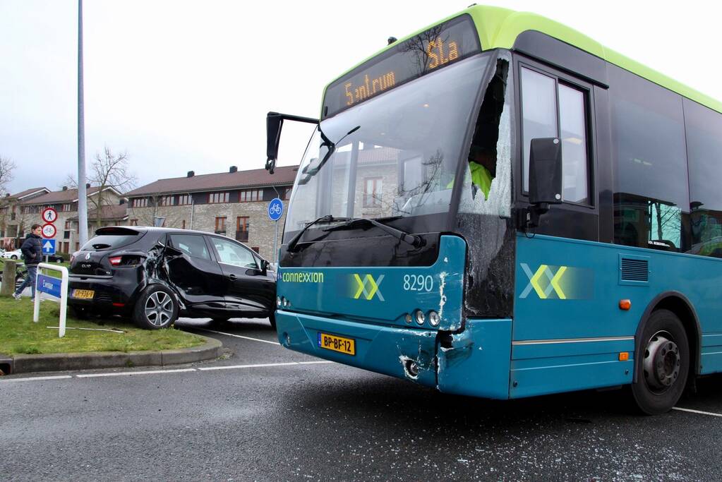 Stadsbus rijdt auto tegen lantaarnpaal