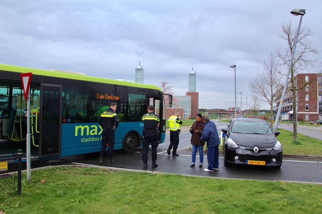 Stadsbus rijdt auto tegen lantaarnpaal