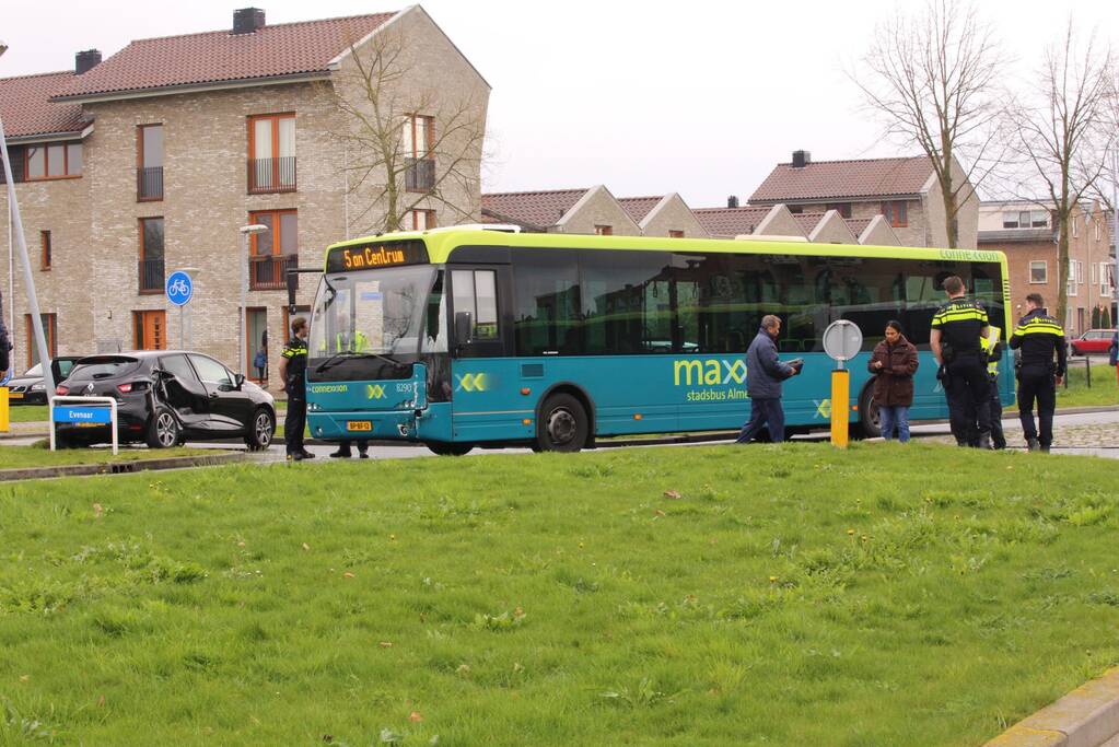 Stadsbus rijdt auto tegen lantaarnpaal