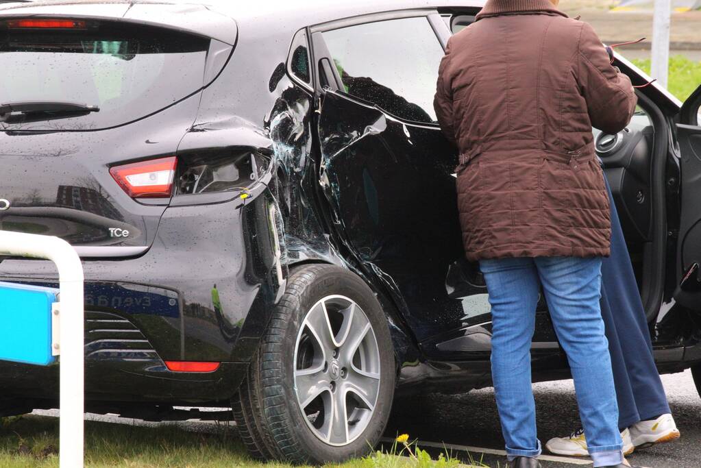 Stadsbus rijdt auto tegen lantaarnpaal