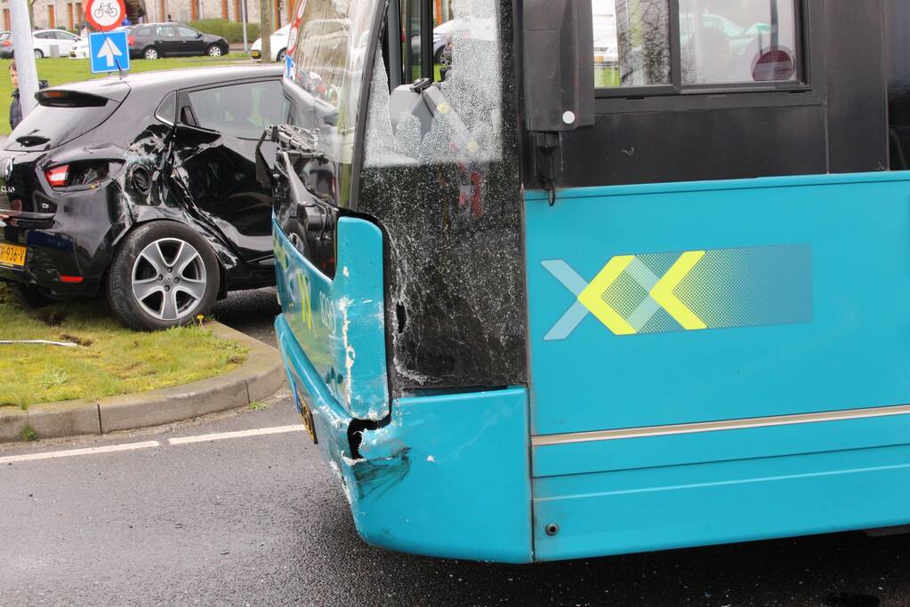 Stadsbus rijdt auto tegen lantaarnpaal
