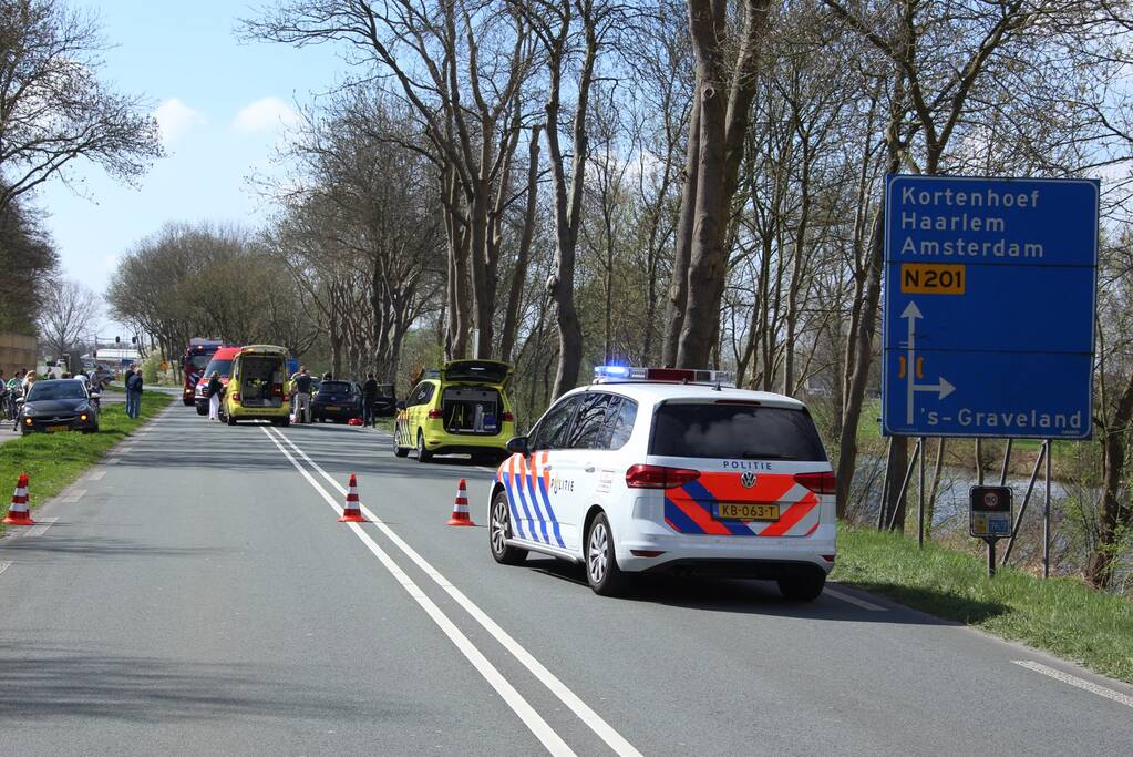 Auto frontaal tegen boom bestuurster zwaargewond
