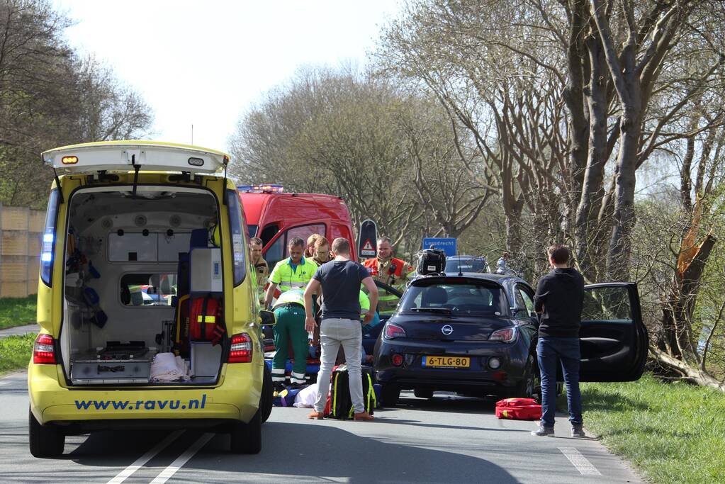 Auto frontaal tegen boom bestuurster zwaargewond