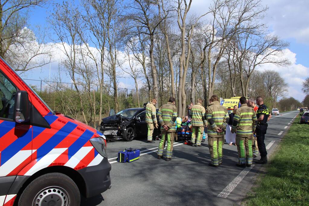 Auto frontaal tegen boom bestuurster zwaargewond