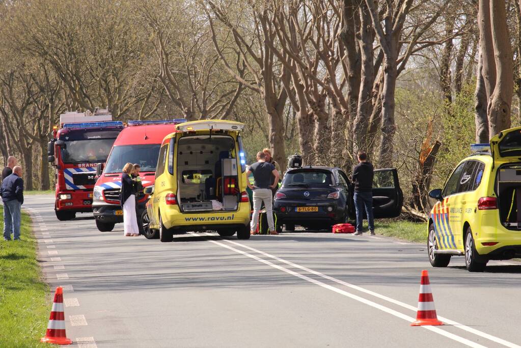 Auto frontaal tegen boom bestuurster zwaargewond