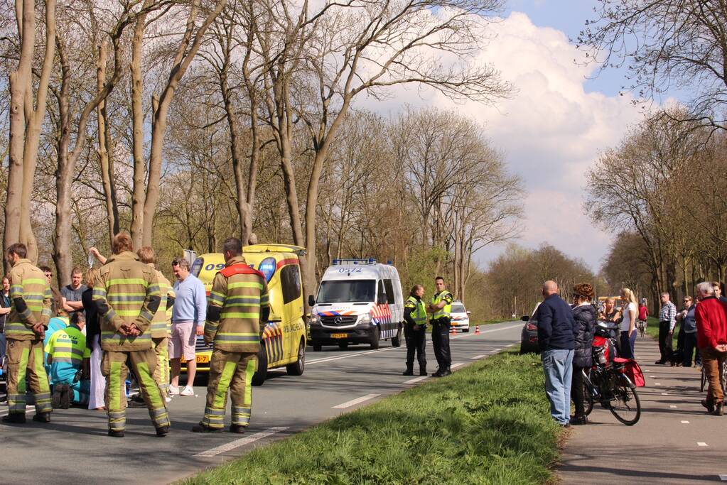 Auto frontaal tegen boom bestuurster zwaargewond