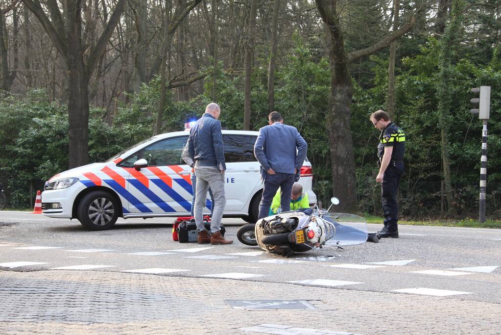 Overstekende bromfietster aangereden