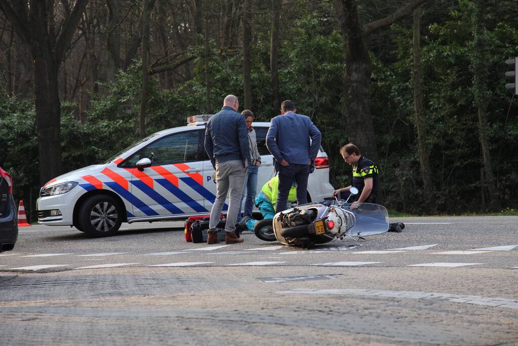 Overstekende bromfietster aangereden