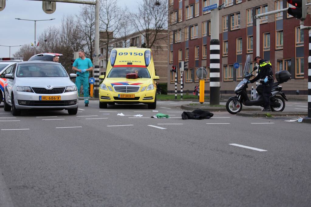 Overstekende scooterrijder aangereden door auto