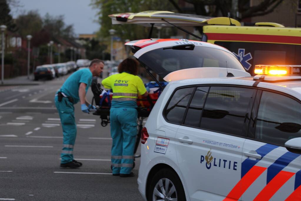 Overstekende scooterrijder aangereden door auto