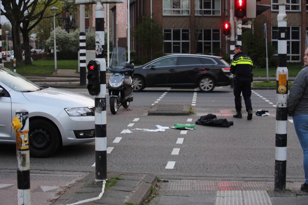 Overstekende scooterrijder aangereden door auto