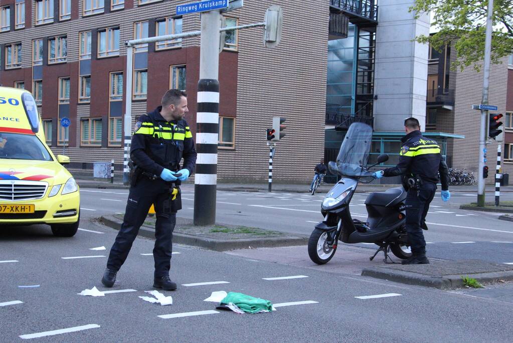 Overstekende scooterrijder aangereden door auto