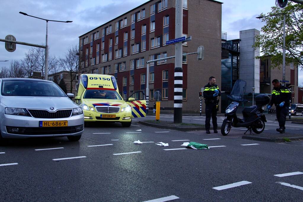 Overstekende scooterrijder aangereden door auto
