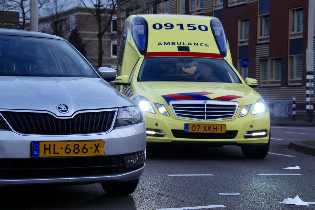 Overstekende scooterrijder aangereden door auto