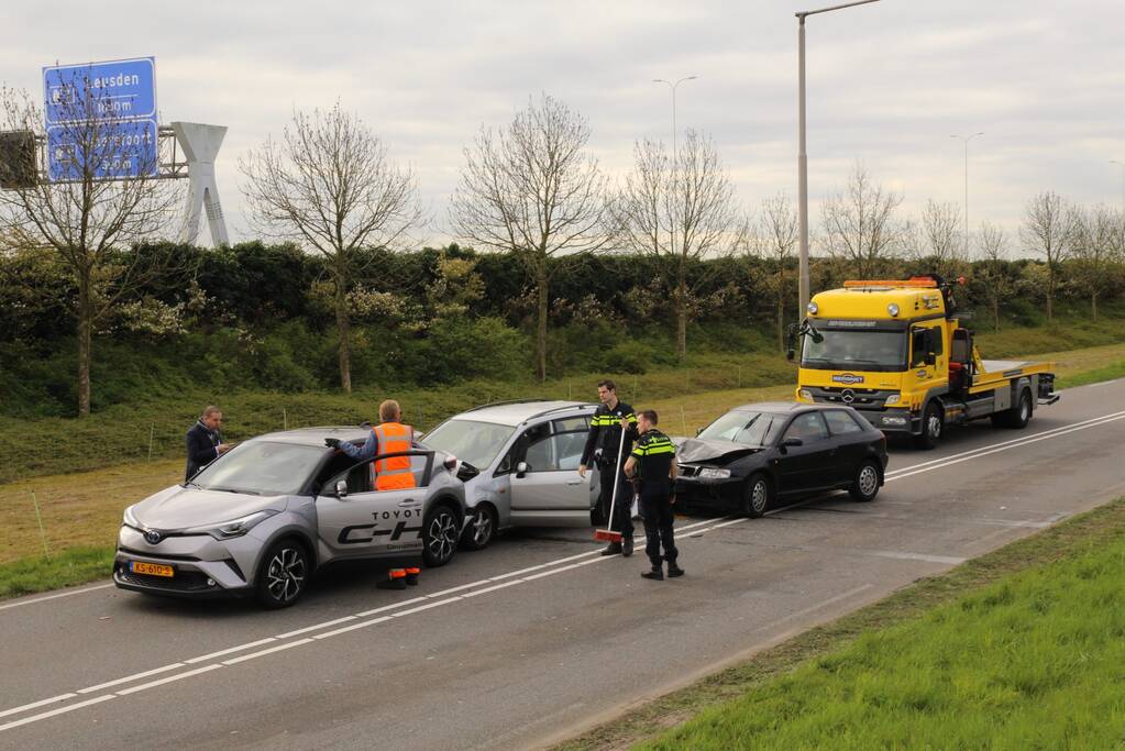 Forse schade bij kop-staartbotsing met 5 auto's
