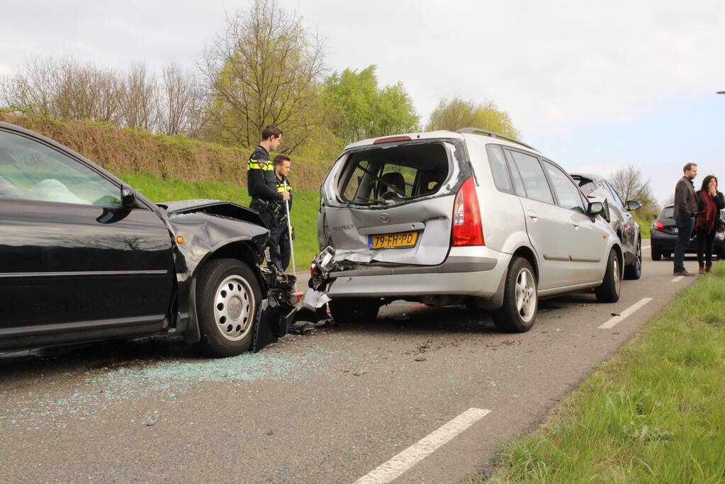 Forse schade bij kop-staartbotsing met 5 auto's