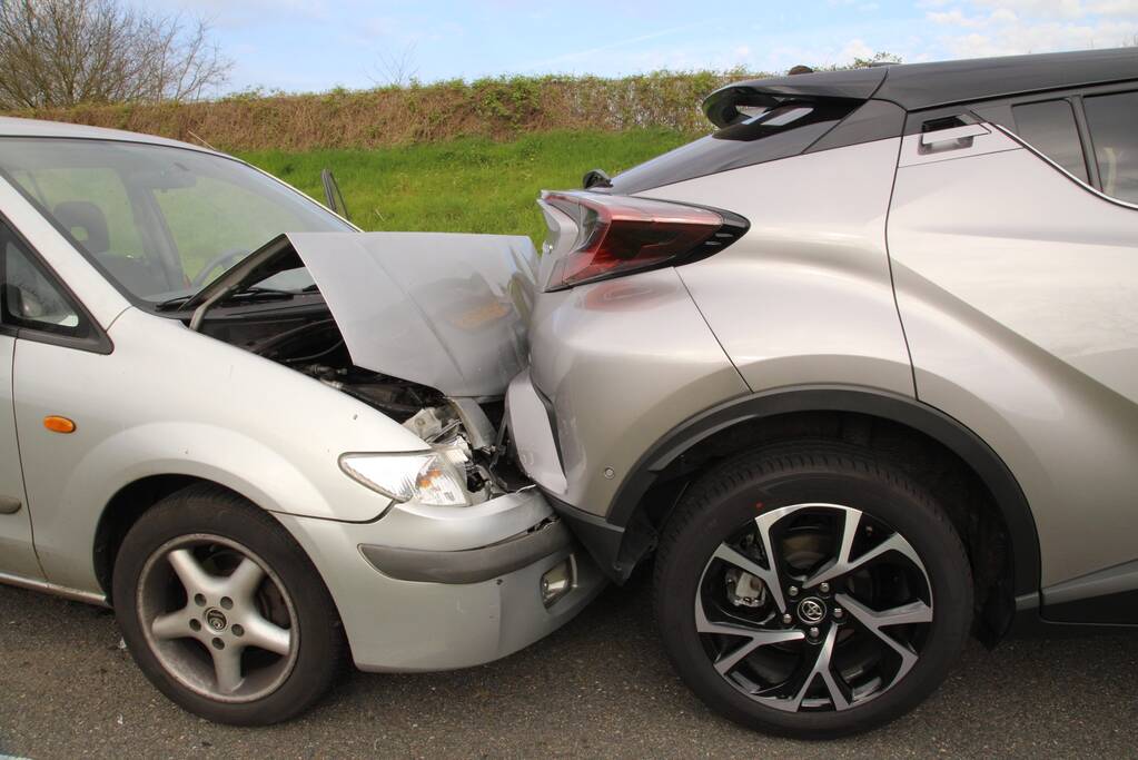 Forse schade bij kop-staartbotsing met 5 auto's