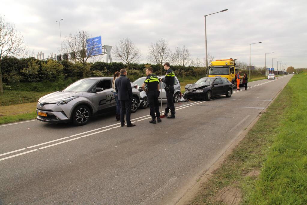 Forse schade bij kop-staartbotsing met 5 auto's