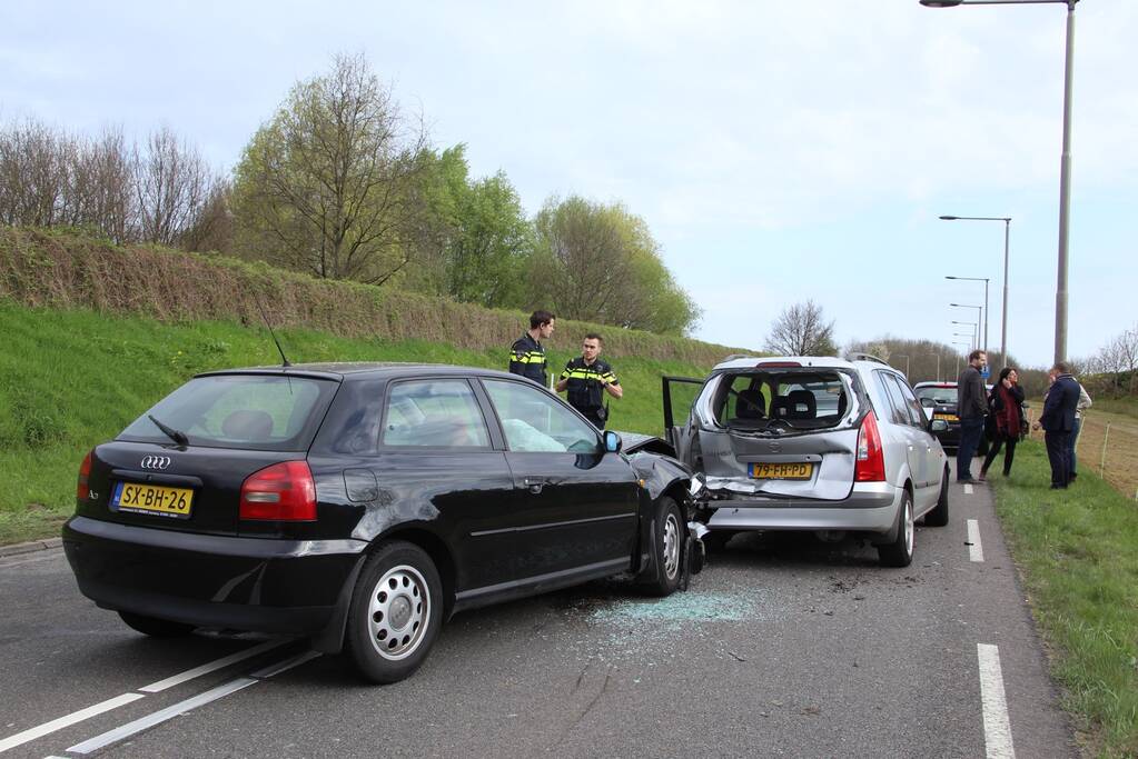 Forse schade bij kop-staartbotsing met 5 auto's