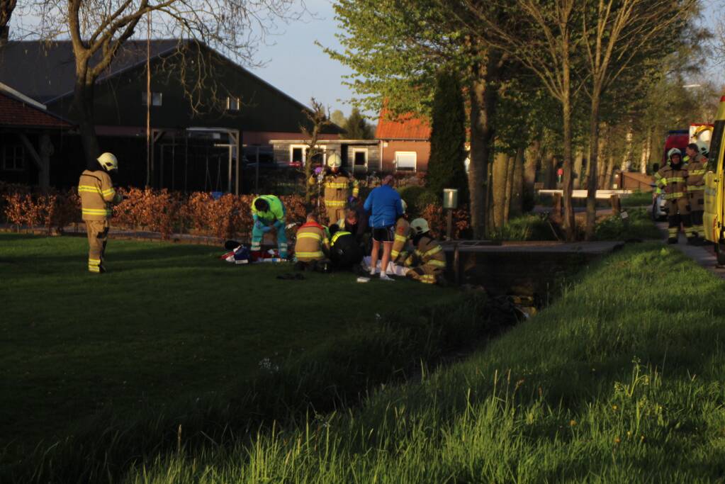 Motorrijder raakt zwaargewond na botsing tegen boom