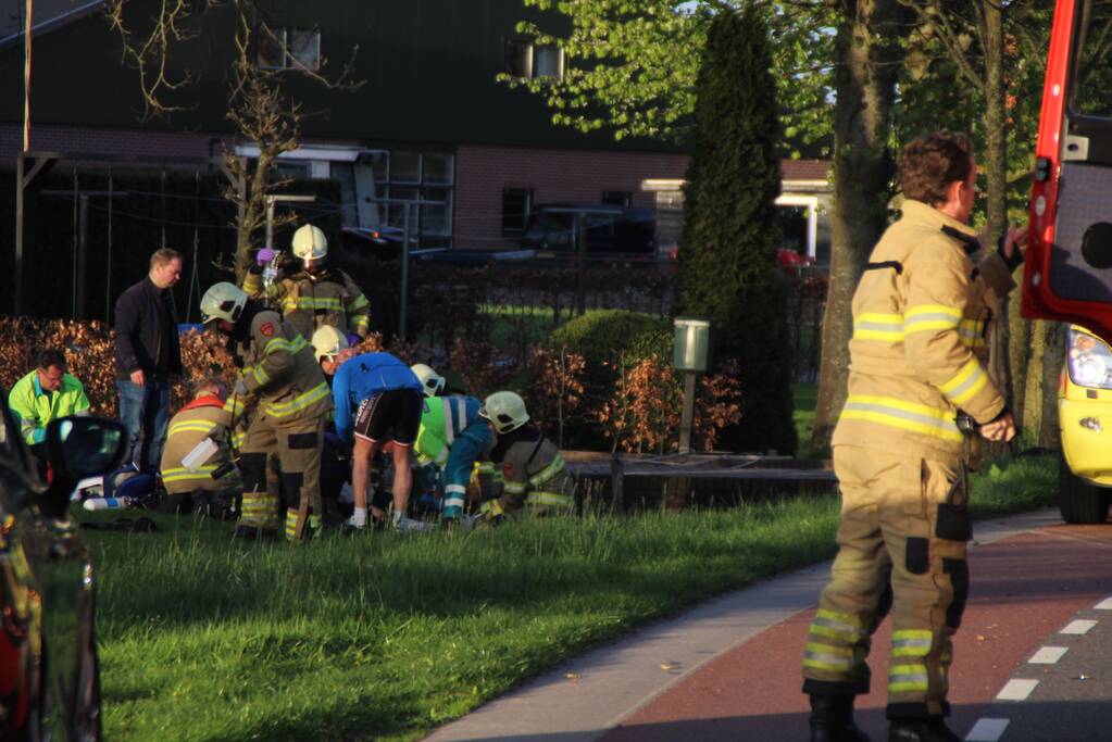 Motorrijder raakt zwaargewond na botsing tegen boom