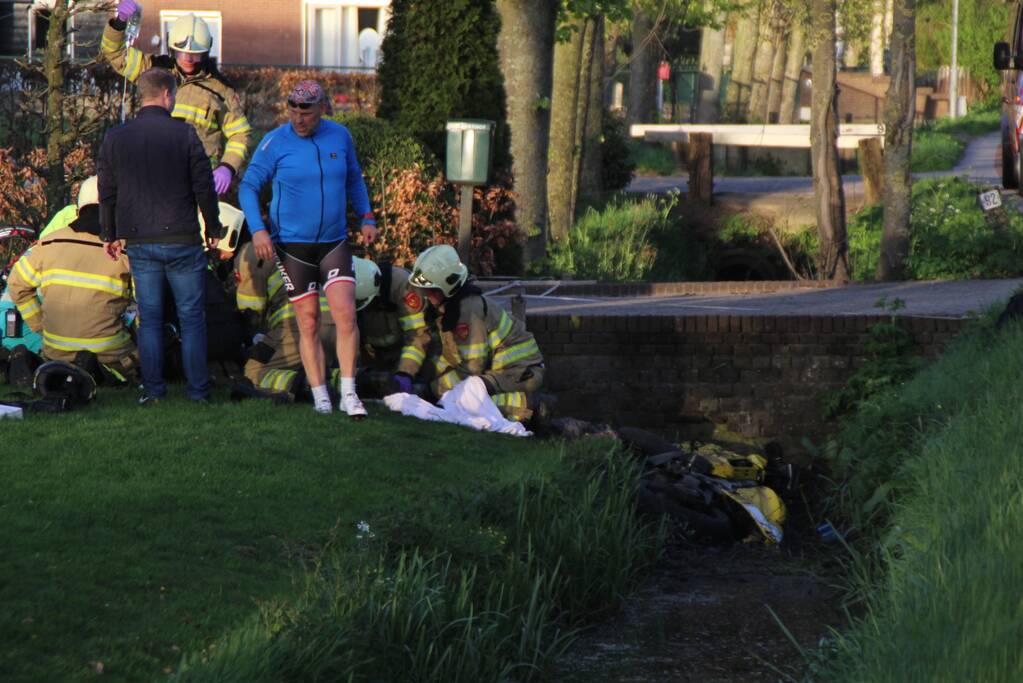 Motorrijder raakt zwaargewond na botsing tegen boom