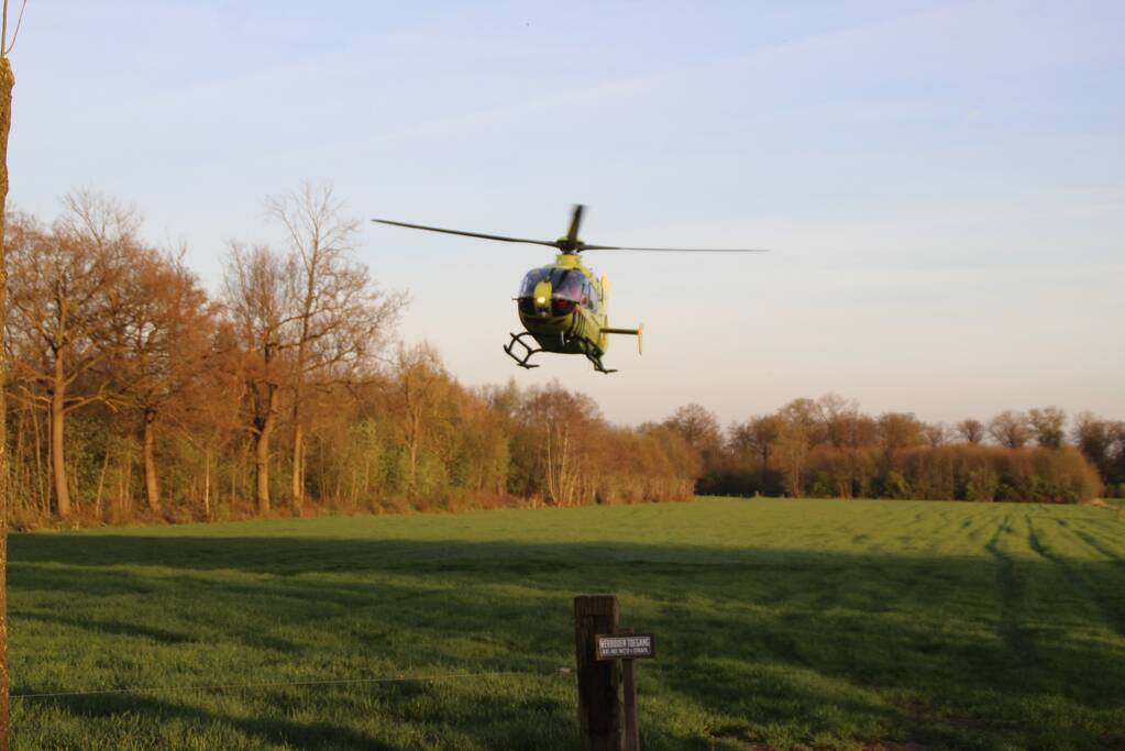 Motorrijder raakt zwaargewond na botsing tegen boom