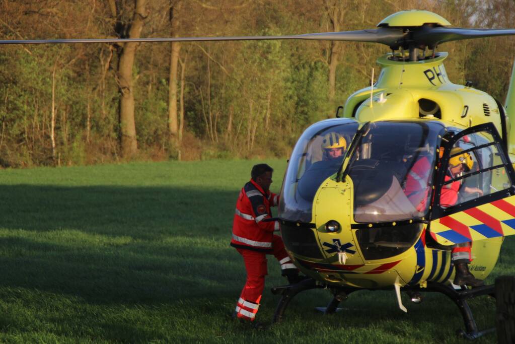 Motorrijder raakt zwaargewond na botsing tegen boom