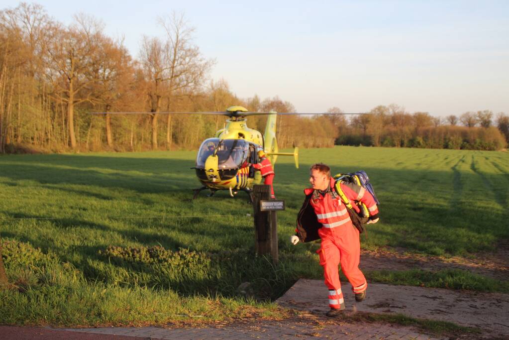 Motorrijder raakt zwaargewond na botsing tegen boom