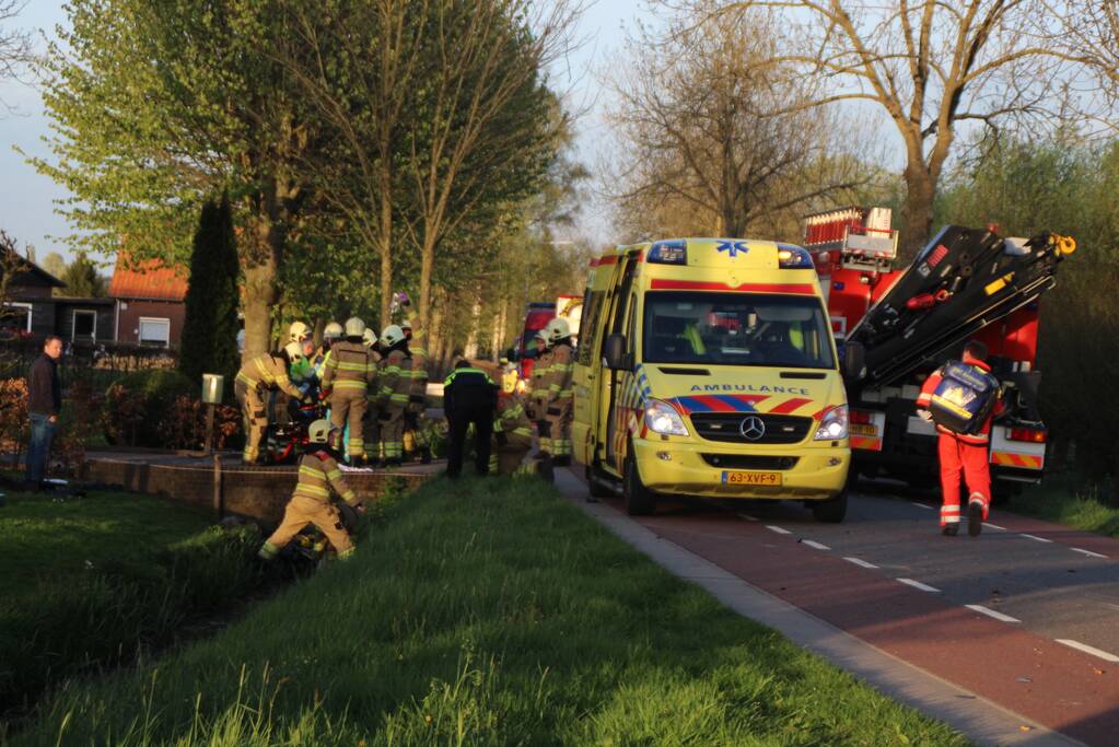 Motorrijder raakt zwaargewond na botsing tegen boom