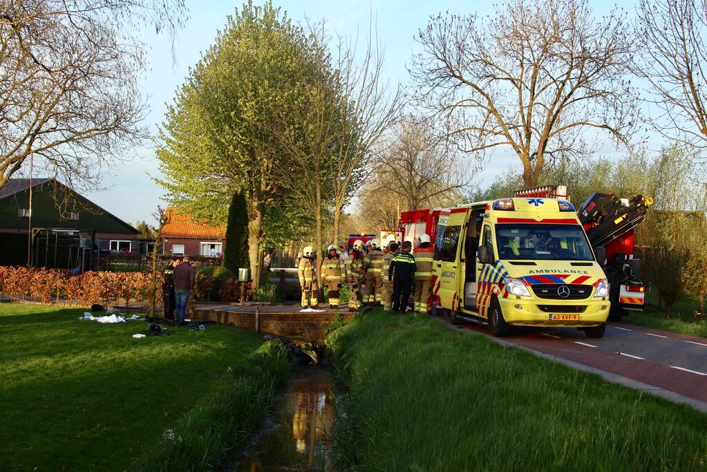 Motorrijder raakt zwaargewond na botsing tegen boom
