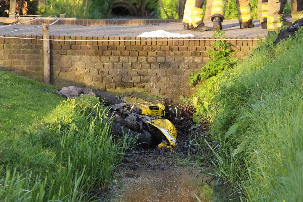 Motorrijder raakt zwaargewond na botsing tegen boom