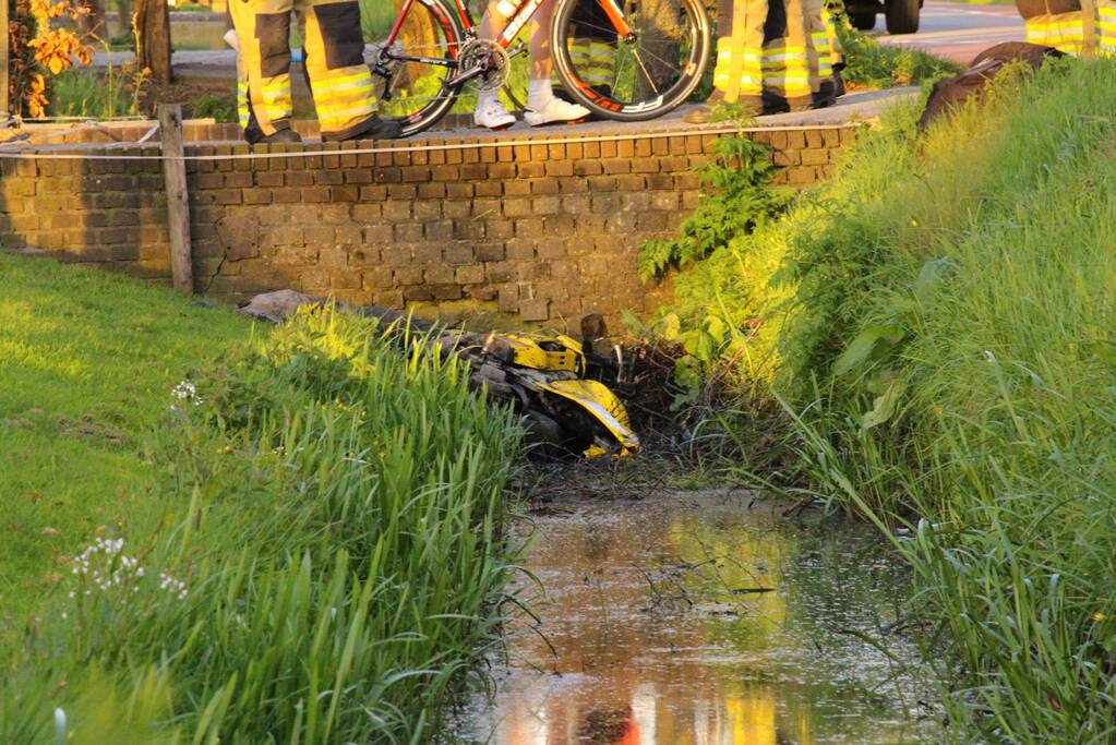 Motorrijder raakt zwaargewond na botsing tegen boom