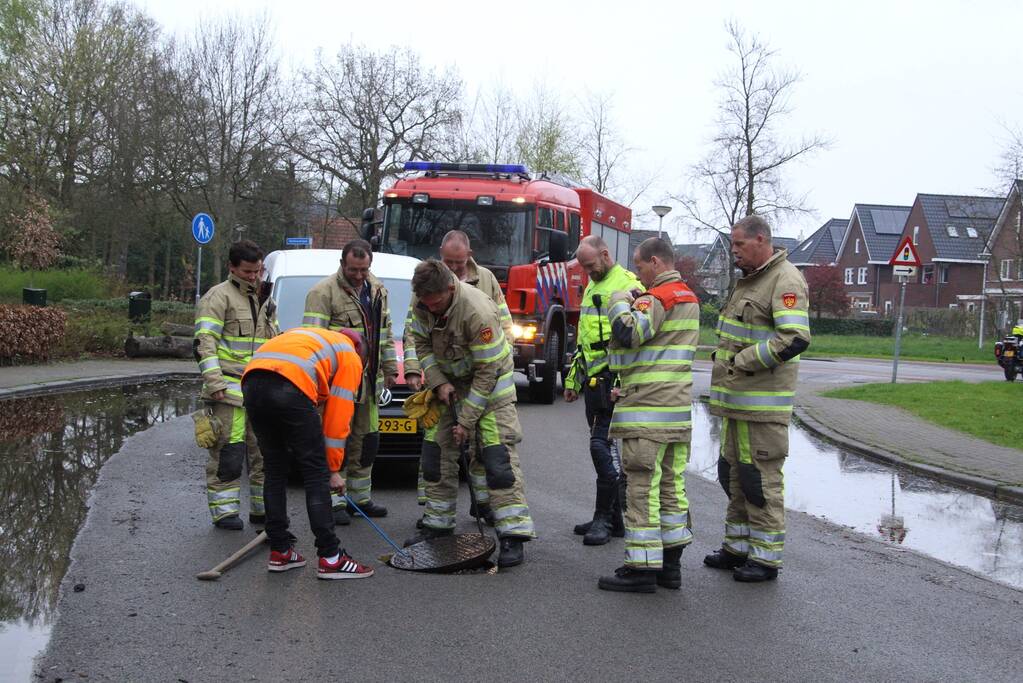 Bronbemaling zet straat vol water bij kinderboerderij
