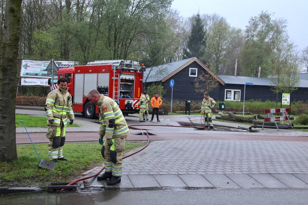 Bronbemaling zet straat vol water bij kinderboerderij