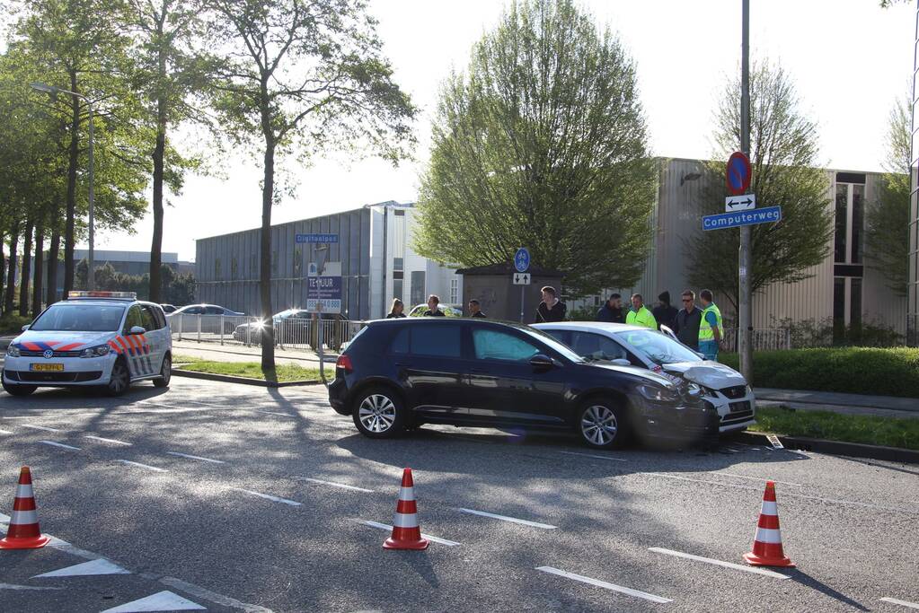 Veel schade na aanrijding op kruising