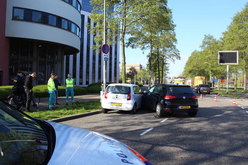 Veel schade na aanrijding op kruising