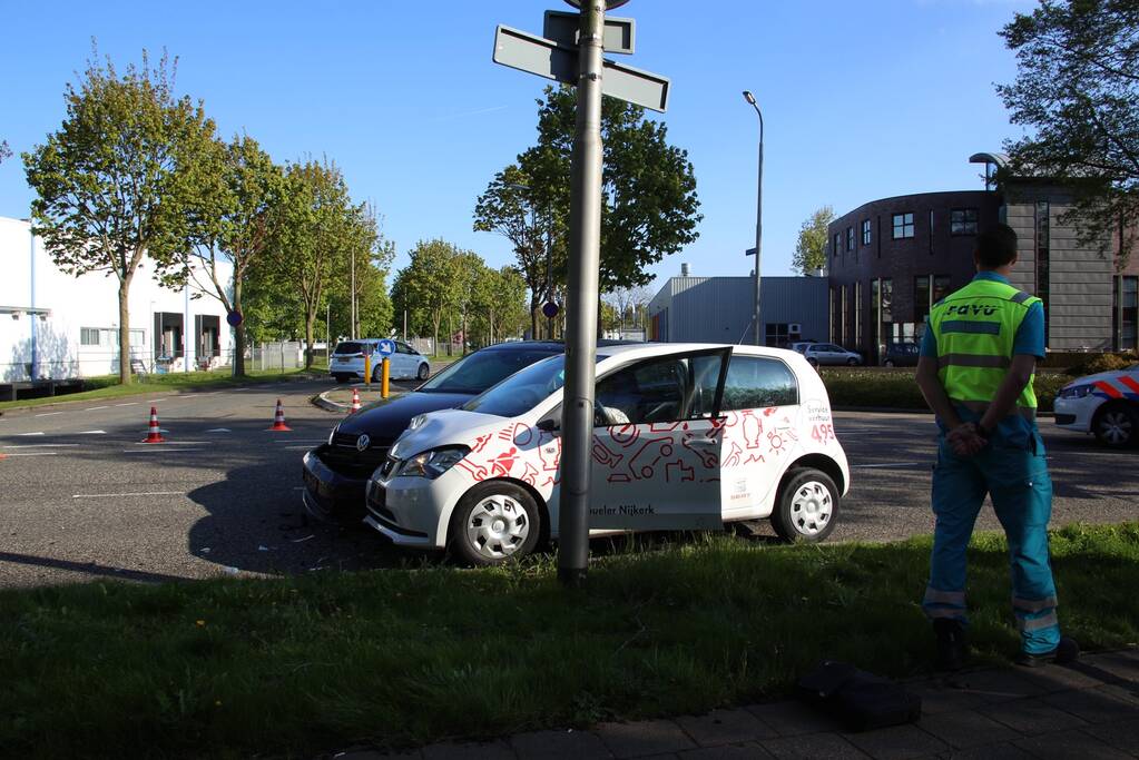 Veel schade na aanrijding op kruising