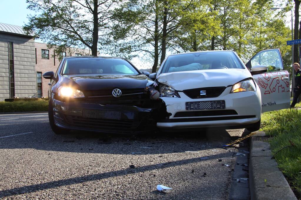 Veel schade na aanrijding op kruising
