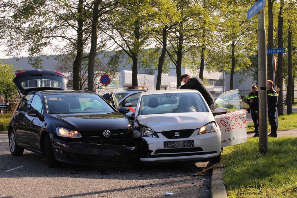 Veel schade na aanrijding op kruising
